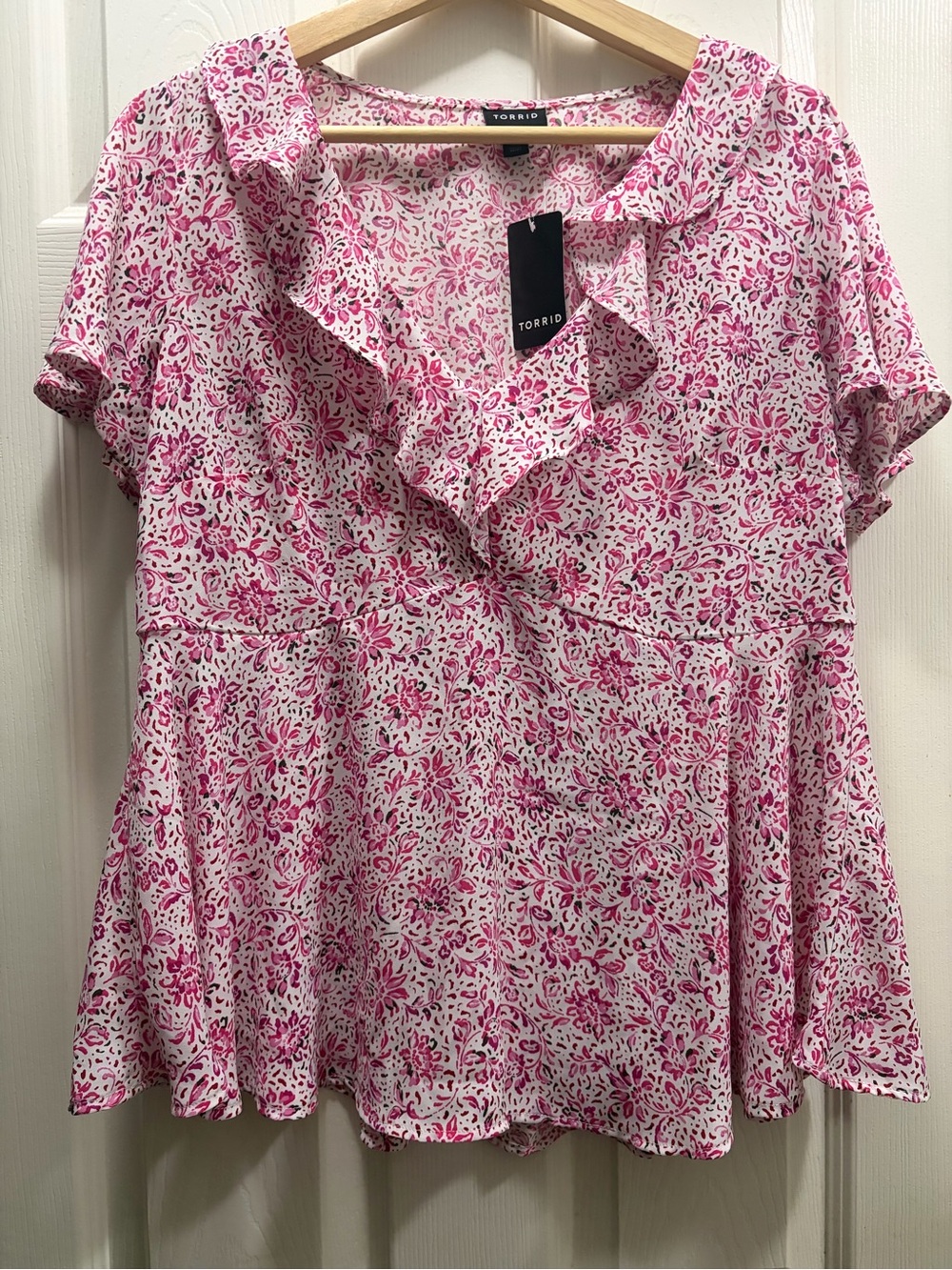 NWT Torrid Georgette Floral Flutter Sleeve V-Neck Blouse Size 00 M/L - Picture 3 of 9